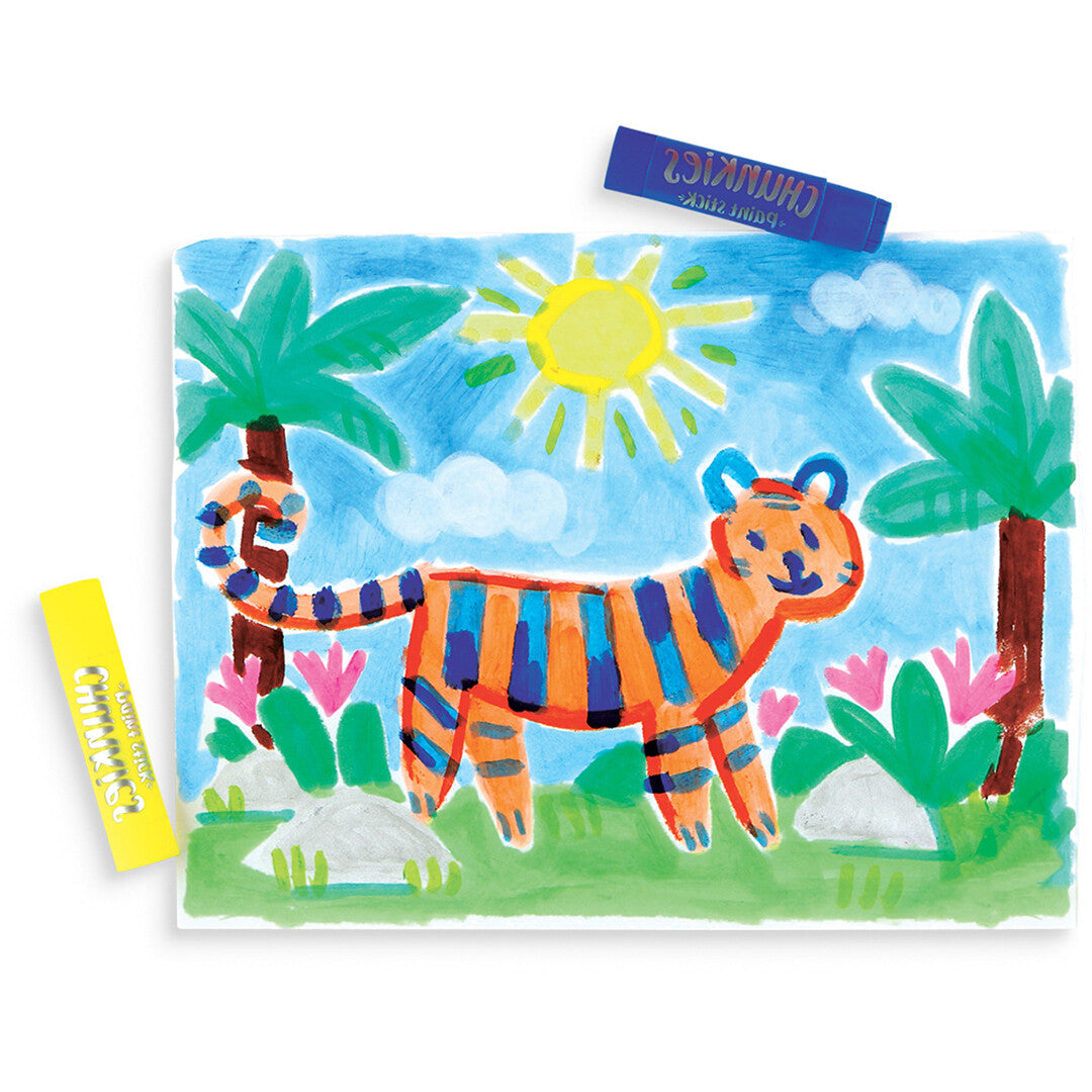 Een kindertekening van een kleurrijke tijger in een jungle, met twee ooly Chunkies verfkrijtjes erop.