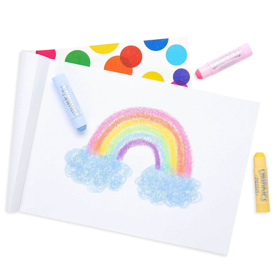 Een tekening van een pastelkleurige regenboog met wolken op papier, gemaakt met Ooly Chunkies pastel verfstiften.
