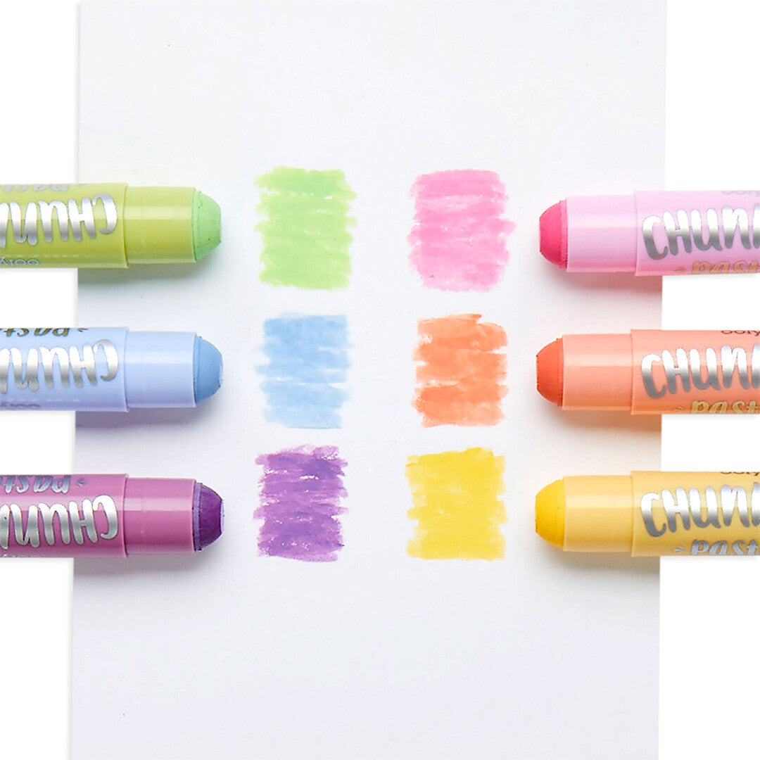 Zes Ooly Chunkies pastel verfstiften met kleurstaaltjes op wit papier.