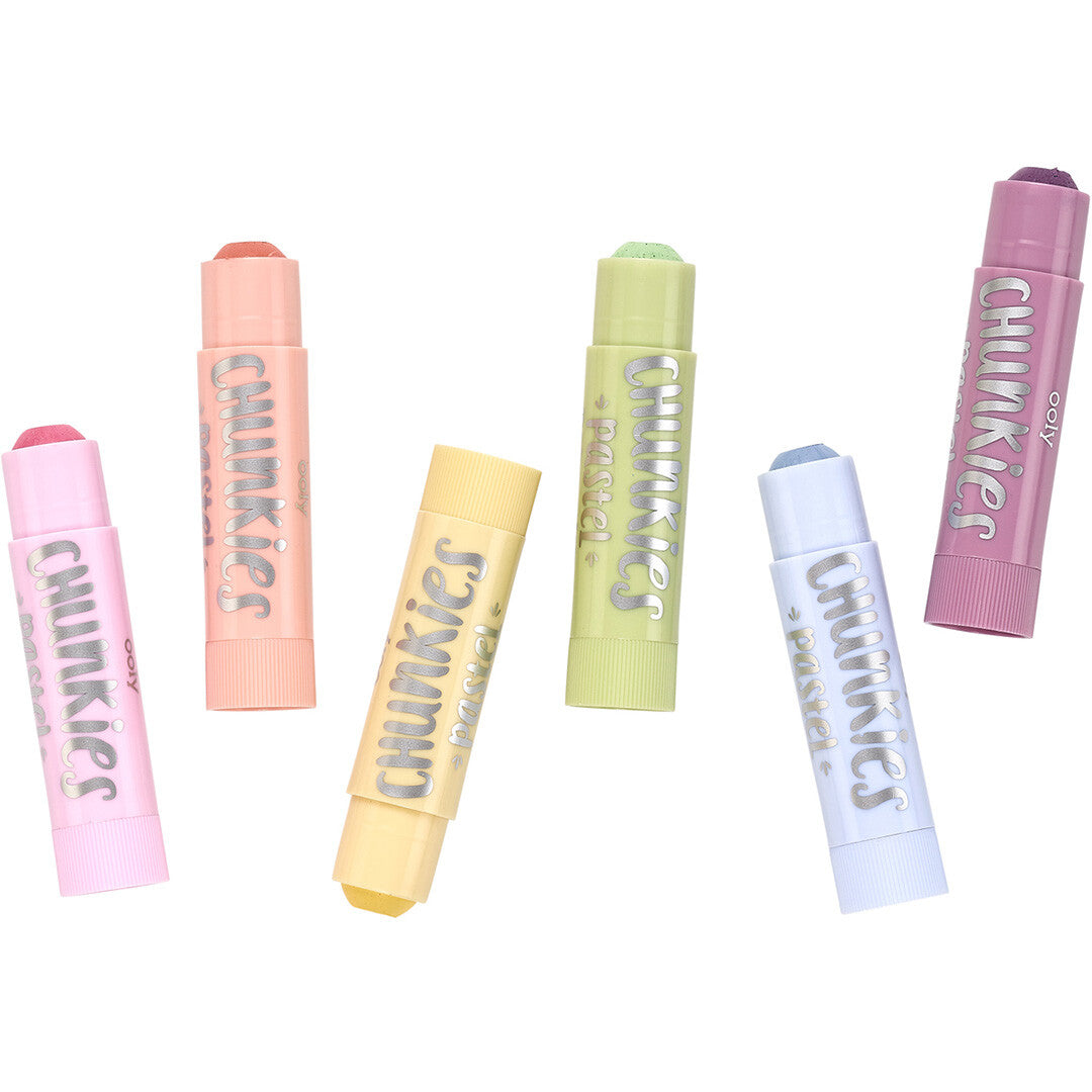 Zes losse Ooly Chunkies pastel verfstiften in verschillende kleuren op een witte achtergrond.