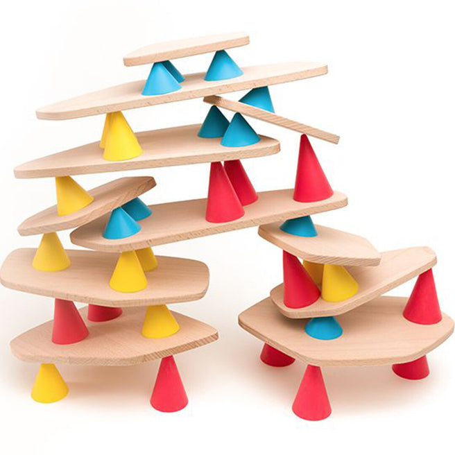 Oppi constructiespel met houten planken en gekleurde siliconen kegels op een witte achtergrond.