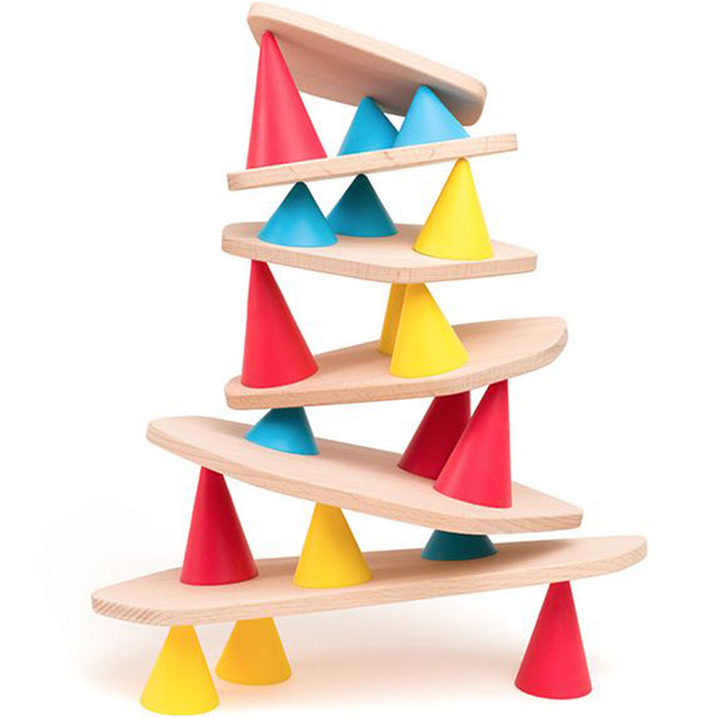 Oppi constructiespel met gestapelde houten planken en gekleurde siliconen kegels in rood, geel en blauw.