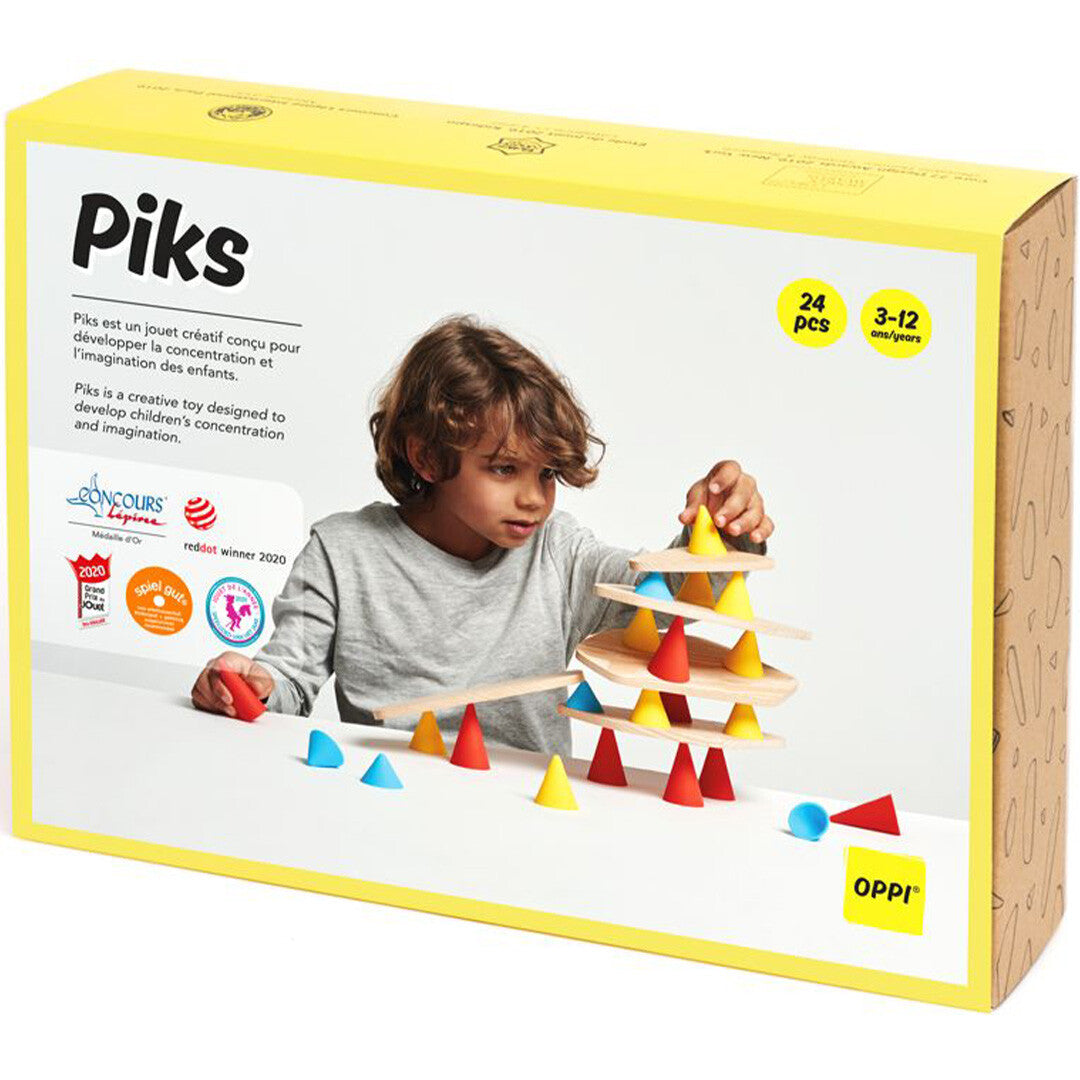 De verpakking van het oppi Piks constructiespel met een kind dat ermee speelt.