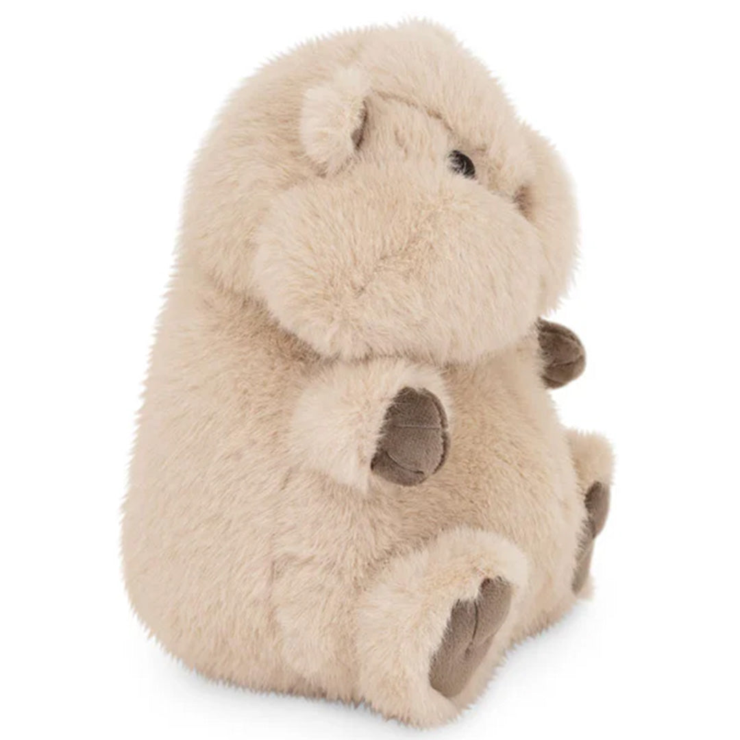 De beige pluchen hamster van Orange Toys, zittend en schuin van voren gefotografeerd.