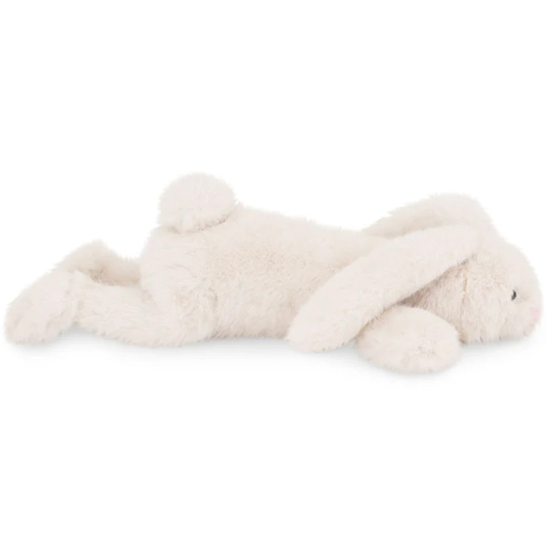 Orange Toys wit pluchen knuffelkonijn liggend op de buik, van de zijkant gezien.
