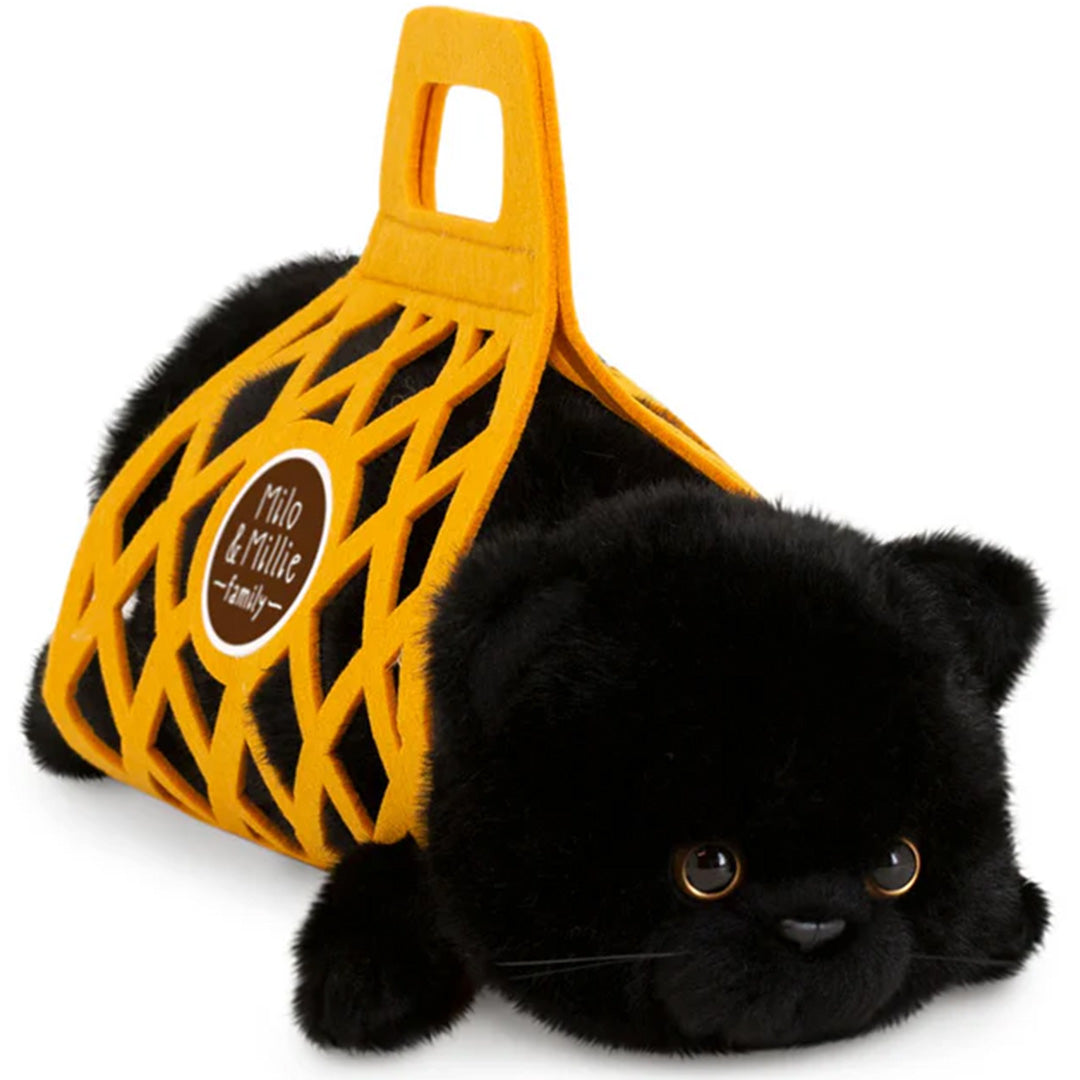 Orange Toys pluchen zwarte kat Milo in een gele draagtas, schuin van voren gezien.