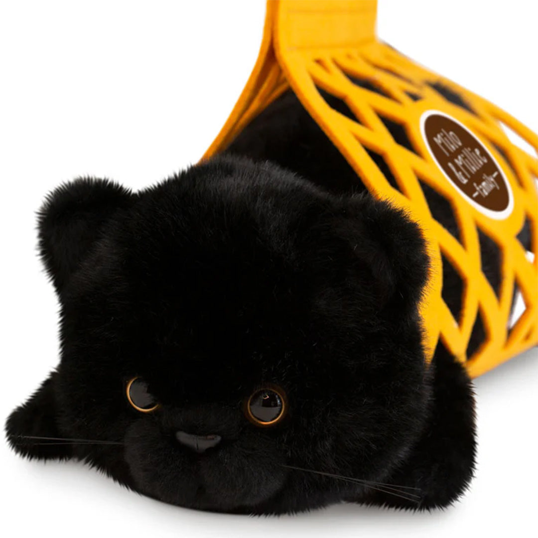 Orange Toys pluchen zwarte kat Milo in een gele draagtas, van voren gezien.