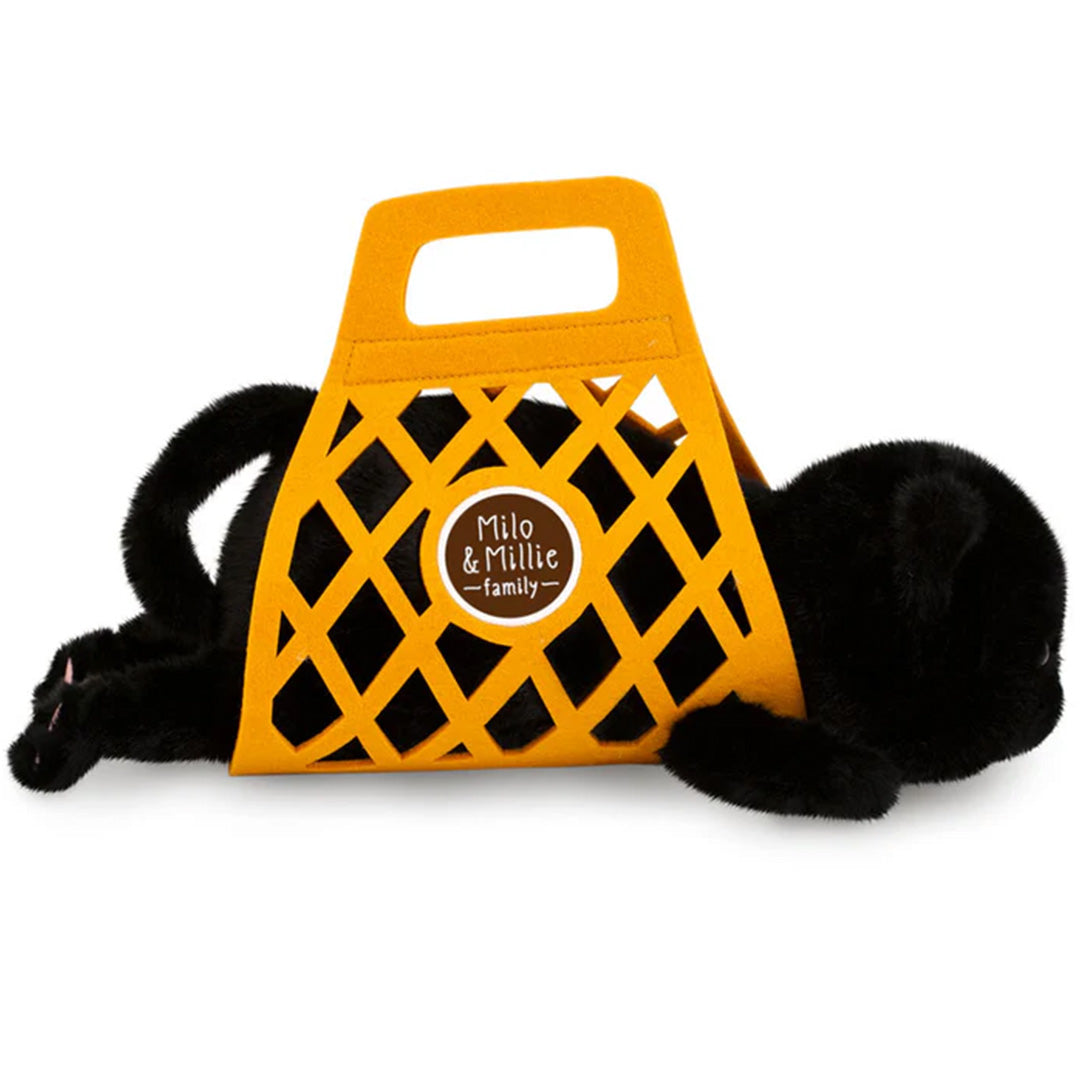 Orange Toys pluchen zwarte kat Milo in een gele draagtas, van de zijkant gezien.