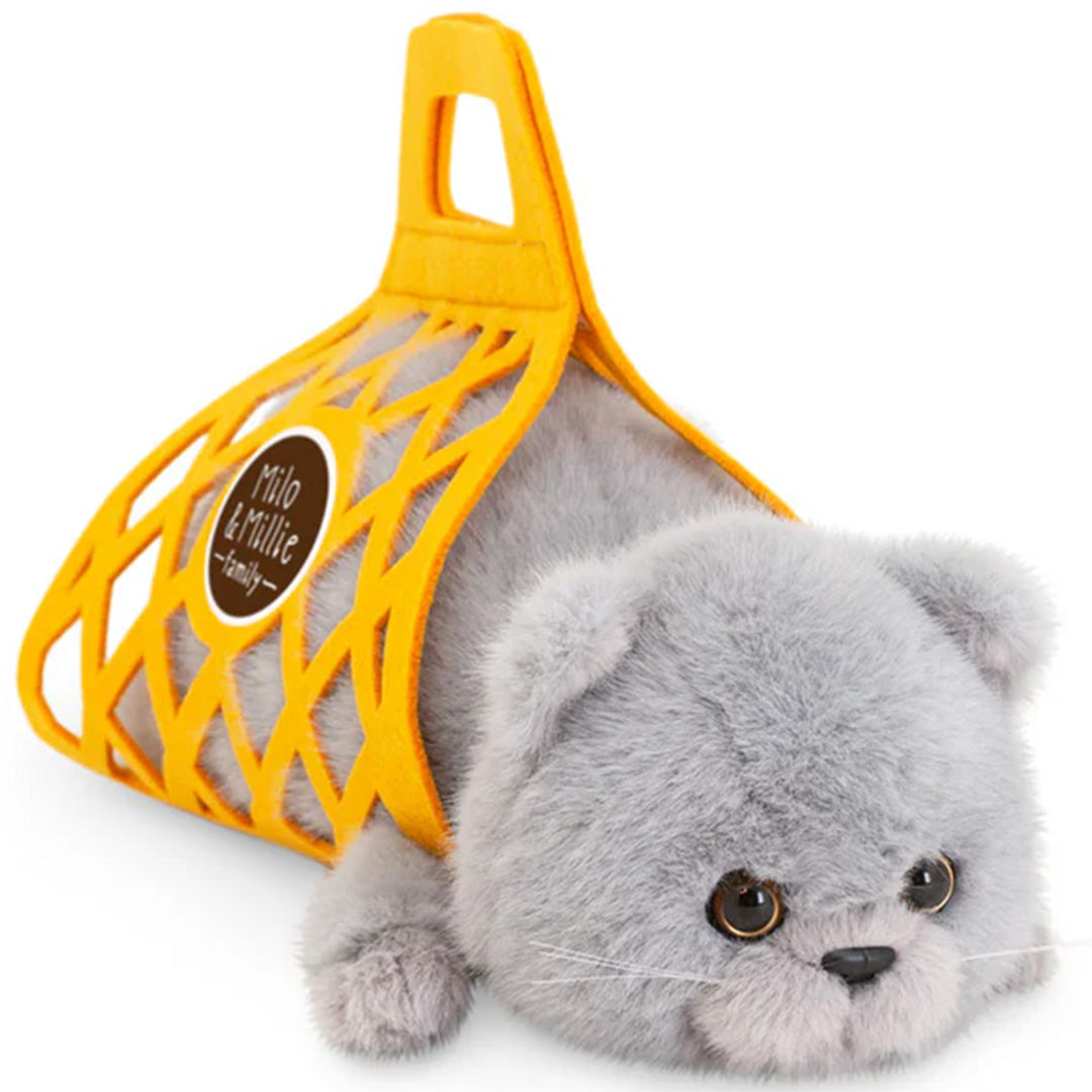 Orange Toys knuffelpoes Milo de grijze kat ligt in een oranje draagtas.