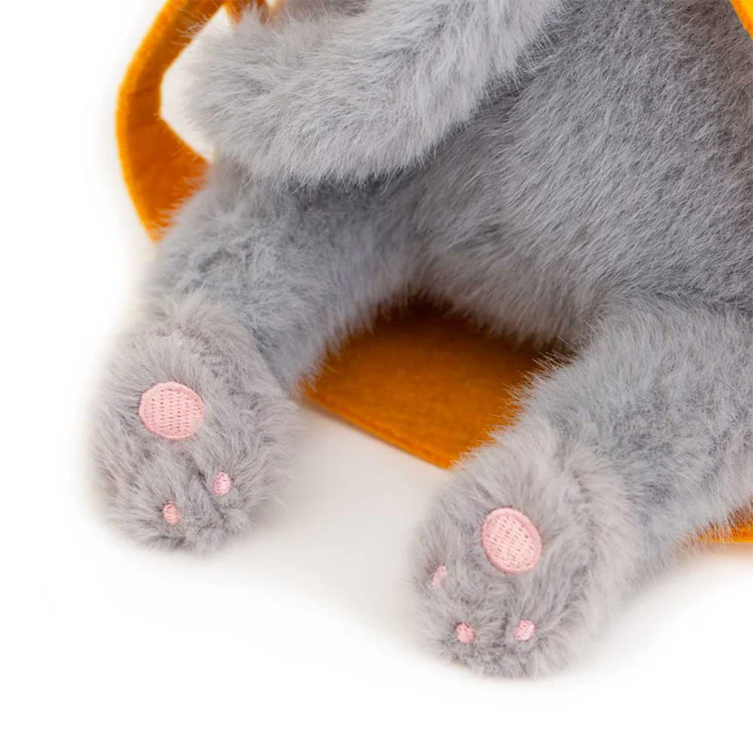 Detail van de roze voetzolen van de grijze pluchen kat.