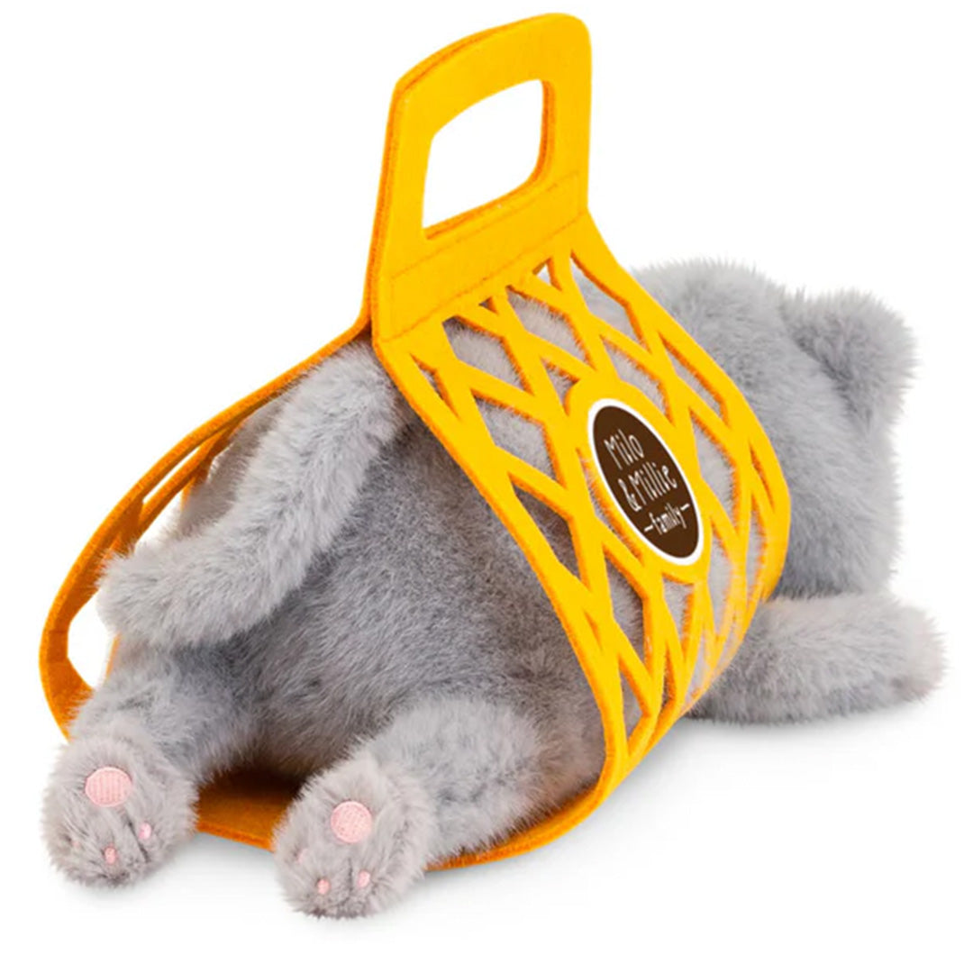 Orange Toys knuffelpoes Milo de grijze kat ligt van achteren gezien in een oranje draagtas.