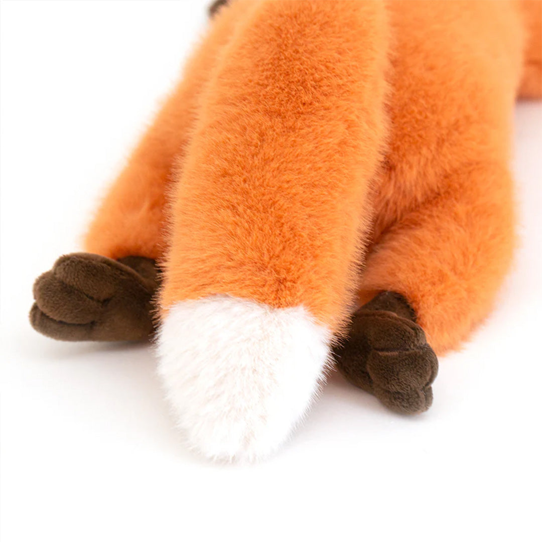 Detail van de witte staartpunt en bruine pootjes van de orange toys pluchen vos.