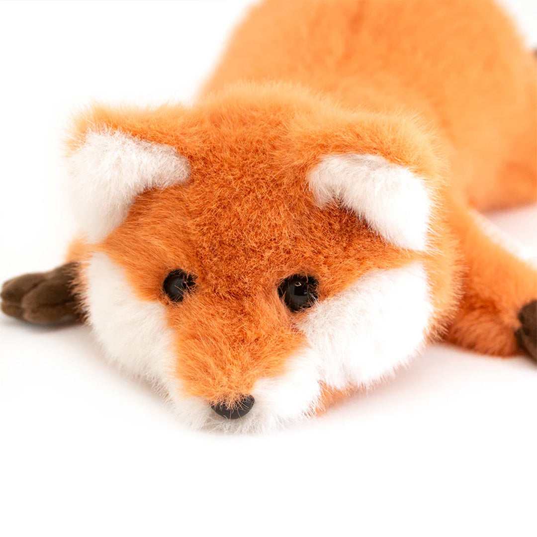 Detail van de kop van de orange toys pluchen vos met zwarte ogen.