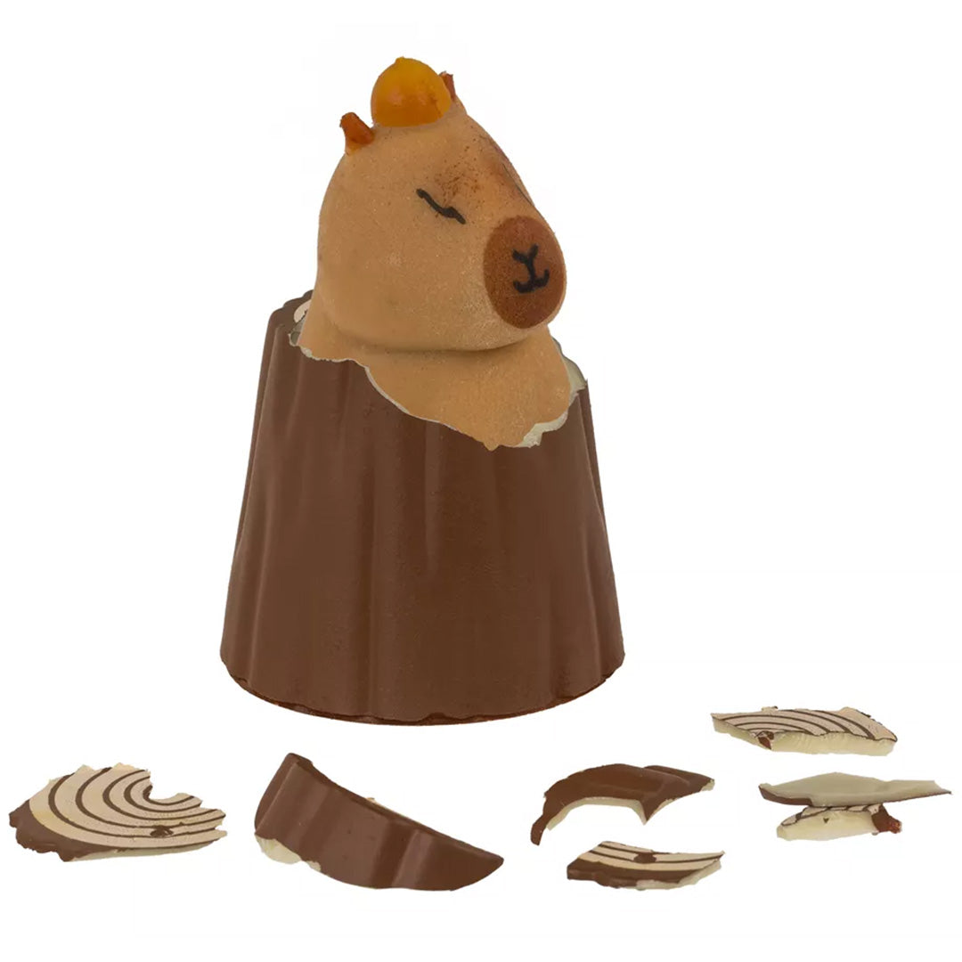 Out of the blue groeiset met een capibara die uit een gebroken boomstam tevoorschijn komt, omringd door stukjes van de stam.