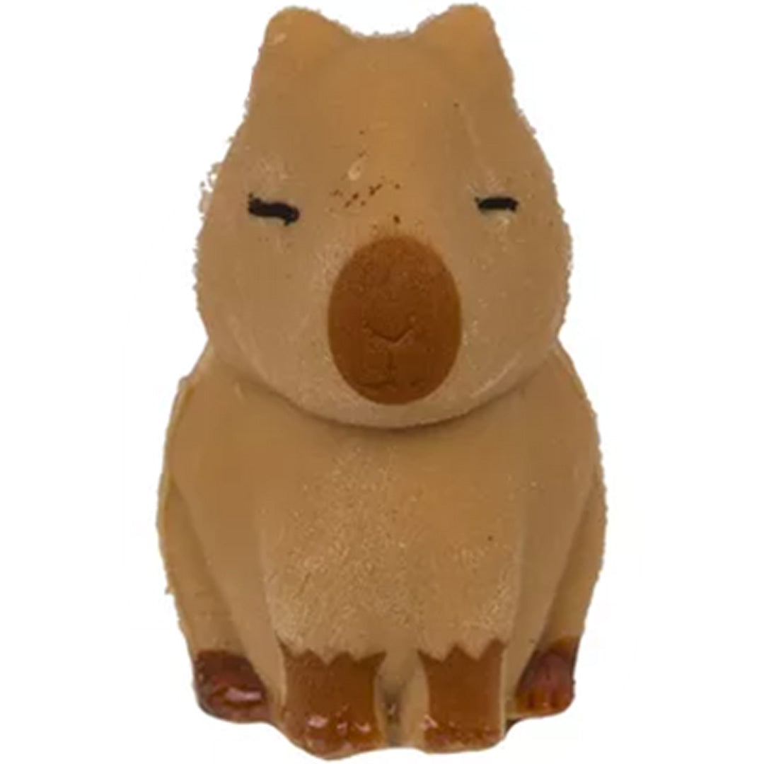 Een detailfoto van de lichtbruine capibara figuur met gesloten ogen uit de groeiset.