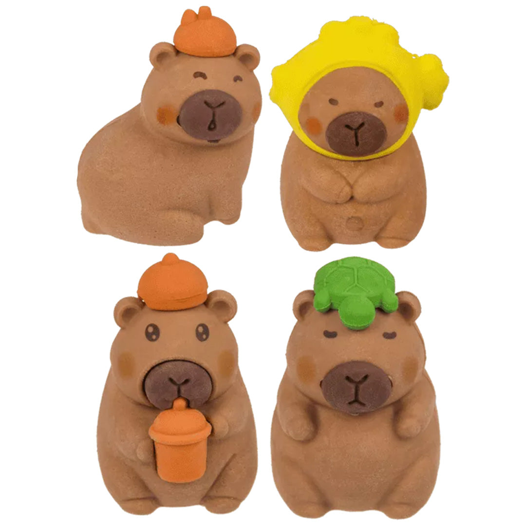 Vier Out of the blue capybara gummen in verschillende poses en met diverse hoofddeksels.