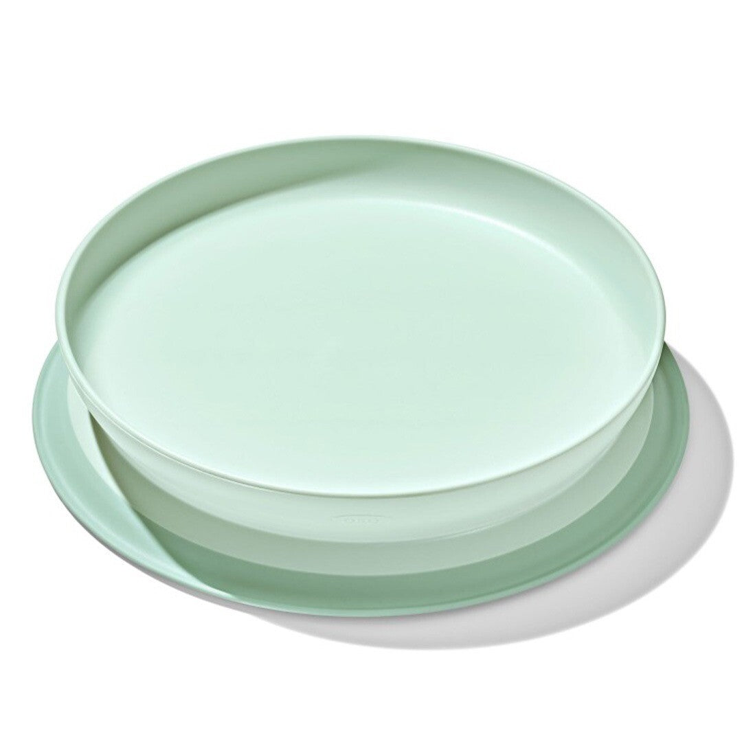 Oxo Tot babybord met zuignap in lichtgroen, schuin van bovenaf gezien.
