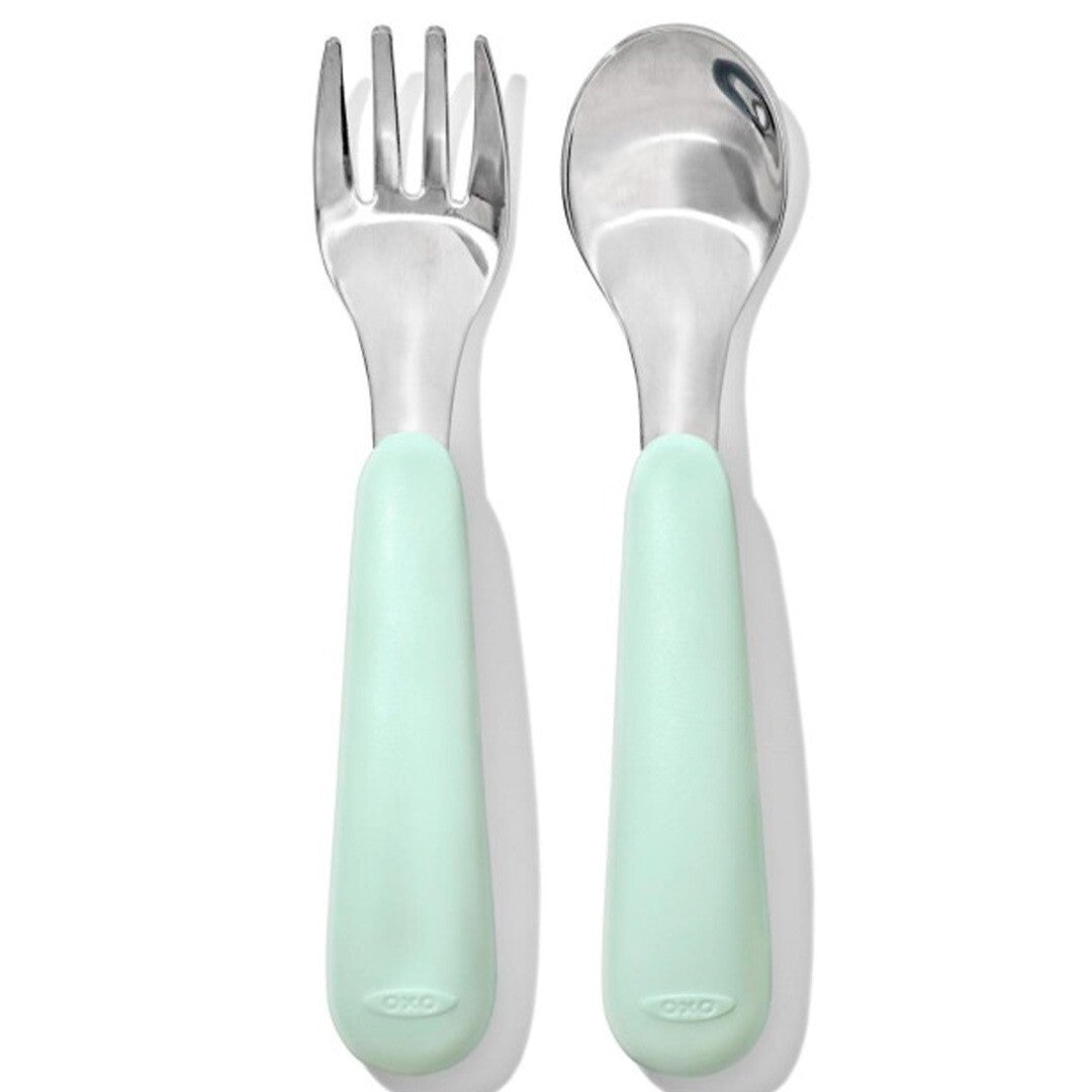 Oxo tot kinderbestekset met een lepel en vork met lichtgroene handvatten.