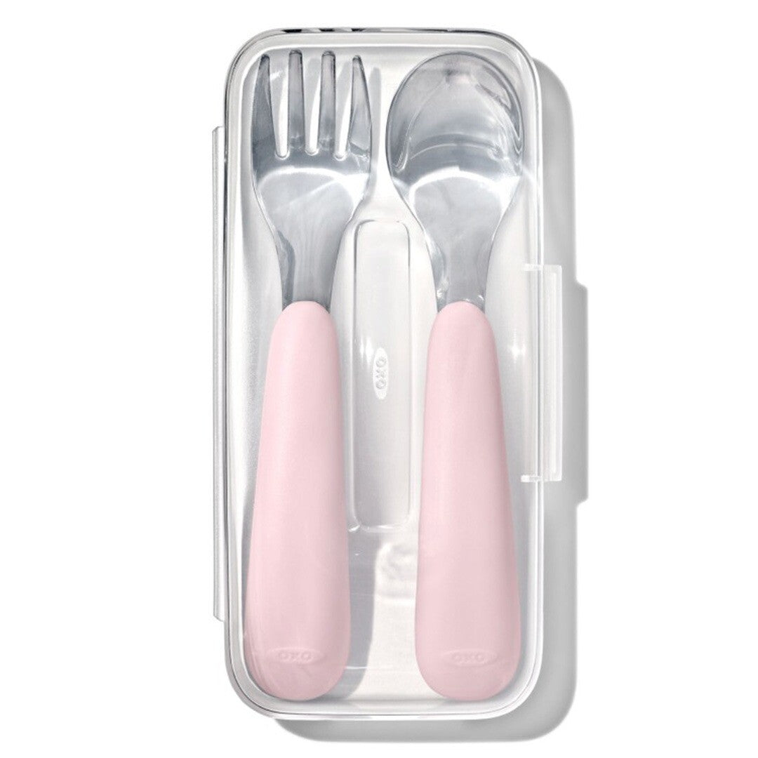 Oxo tot kinderlepel en -vork reisset met roze handvatten in een transparant reisetui.