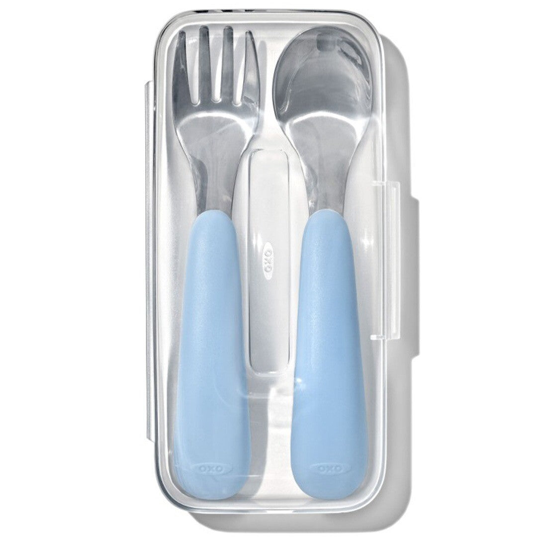 OXO Tot kinderlepel en -vork reisset met blauwe handvatten in een transparant reisetui.