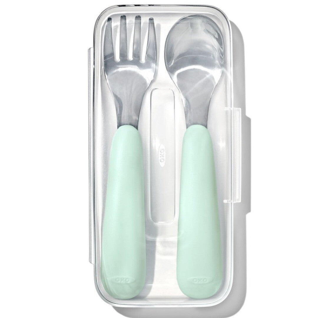 OXO Tot kinderbestek reisset met lichtgroene lepel en vork in een transparant opbergdoosje.