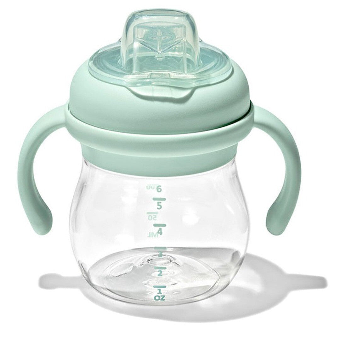 Oxo Tot lichtgroene plastic tuitbeker met handvatten.