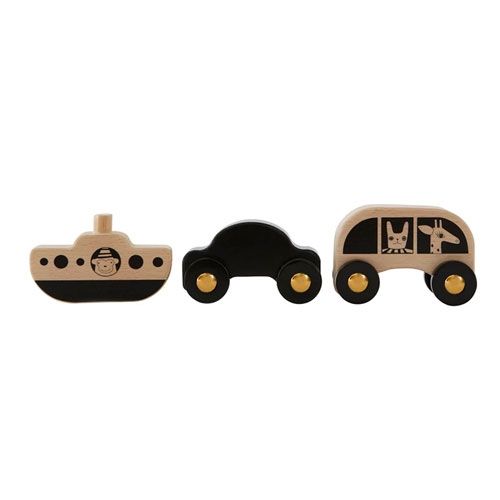 Drie oyoy houten speelgoedvoertuigen: een boot, een auto en een busje met dierenfiguren.