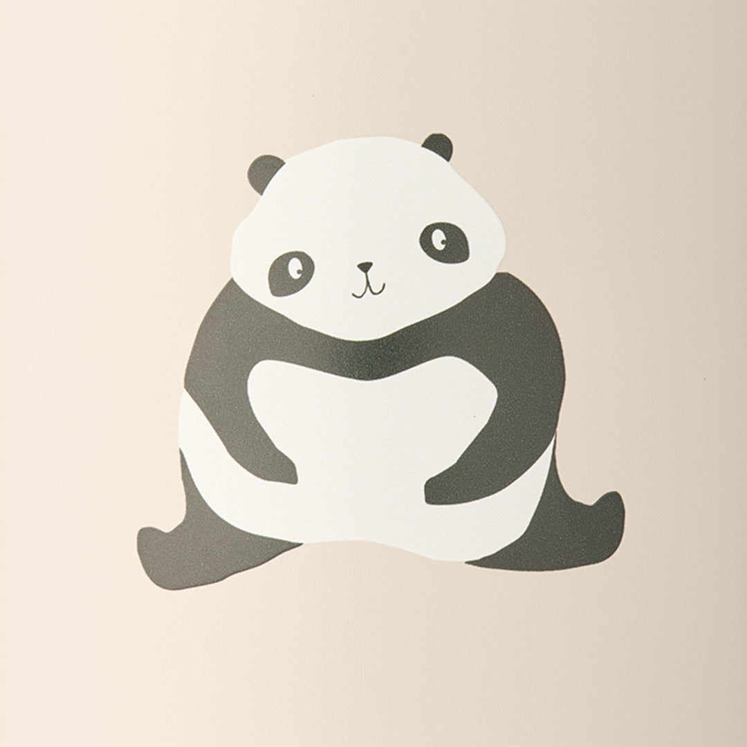 Detail van de panda-illustratie op de broodtrommel.