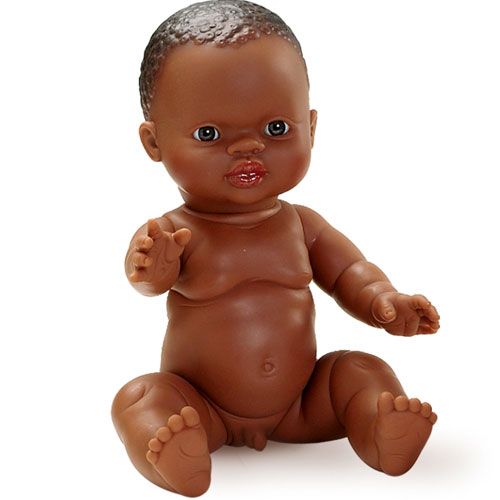 Paola Reina babypop Gordi jongen Bonifacio met donkere huidskleur, zittend op een witte achtergrond.