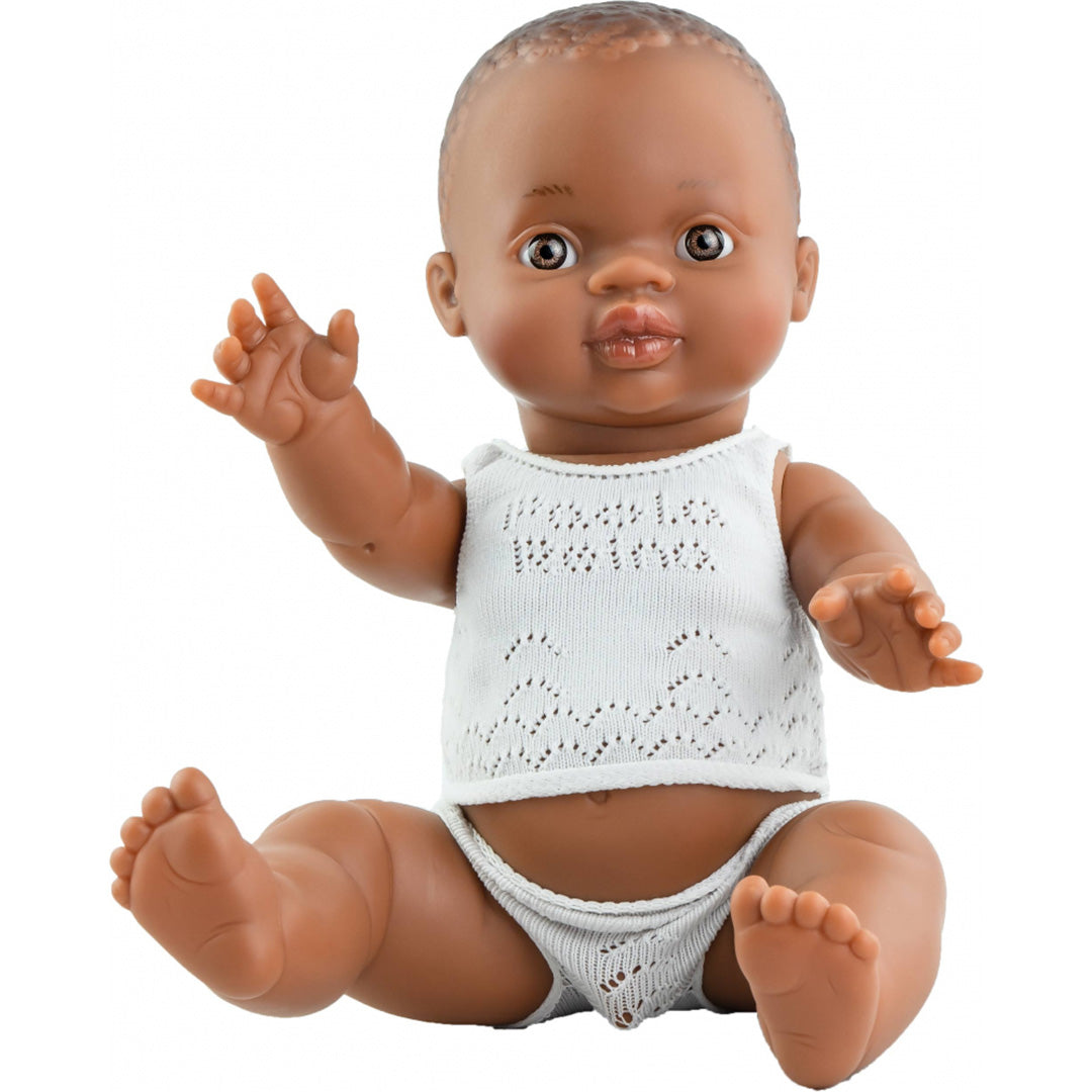 Paola Reina babypop Gordi jongen Bonifacio met donkere huidskleur, zittend in wit ondergoed.