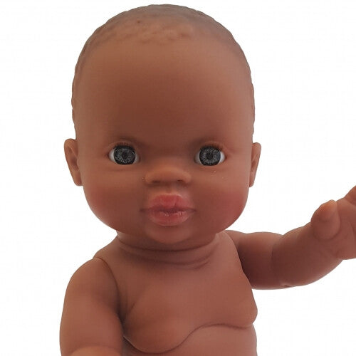 Detailopname van het gezicht van de Paola Reina babypop Gordi meisje Amparo met bruine huid en blauwe ogen.