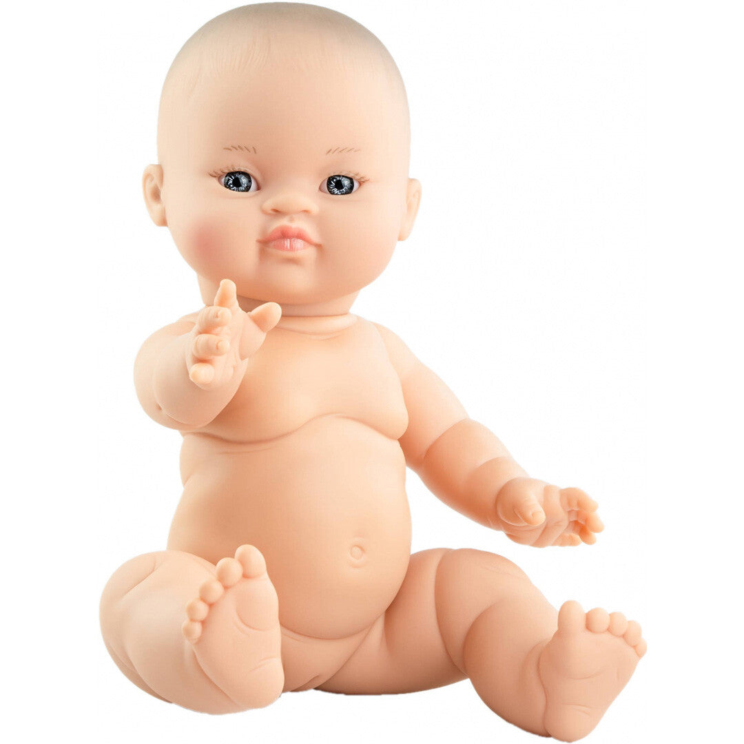 Paola Reina beige vinyl babypop Gordi meisje Blanca, zittend met een hand omhoog.