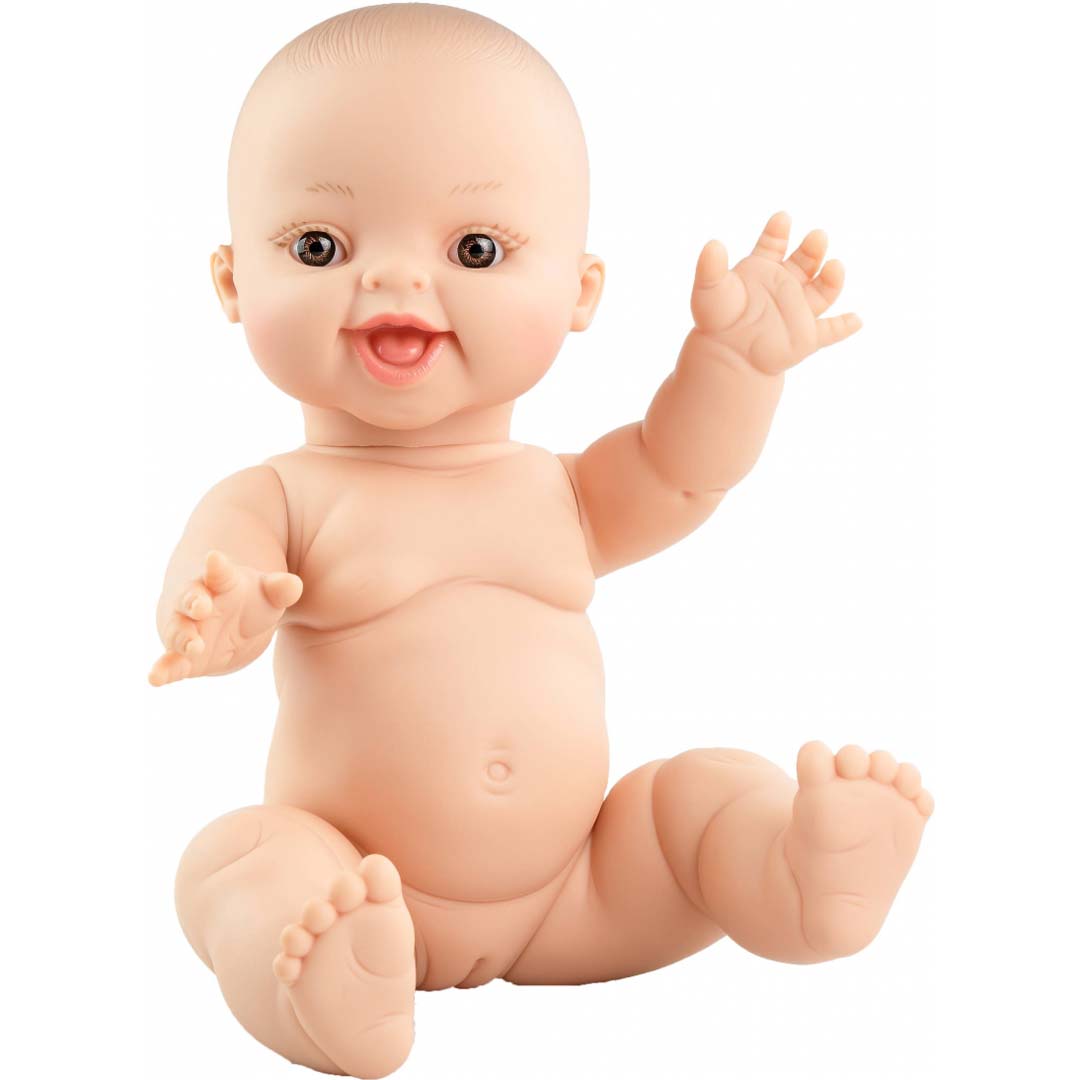 Paola Reina lachende babypop Anik zittend met een opgeheven arm.
