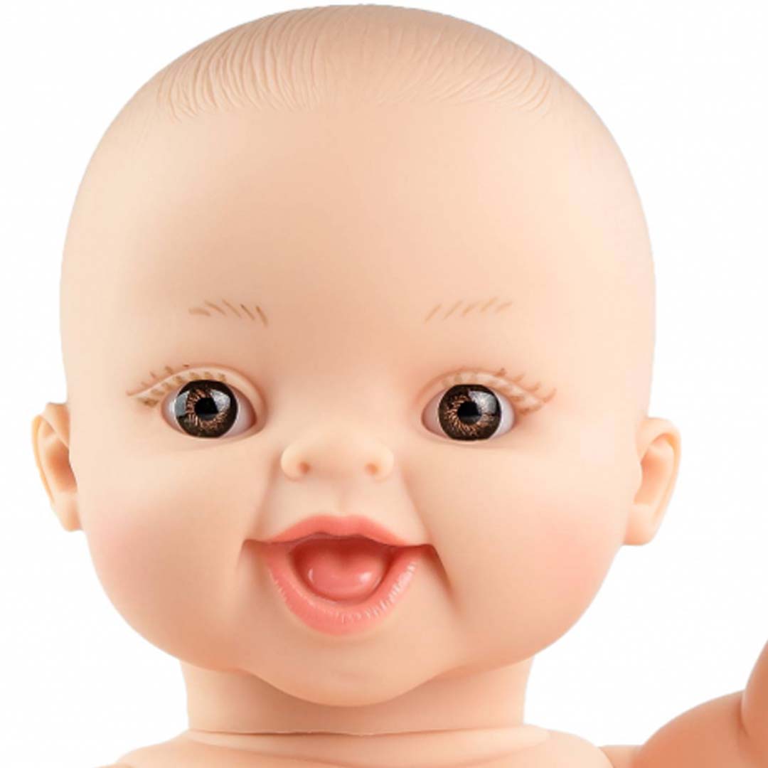 Detail van het lachende gezicht van de Paola Reina babypop Anik.