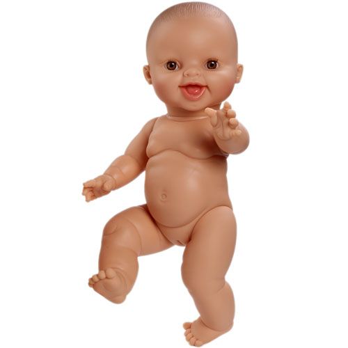 Paola Reina lachende babypop Anik in een staande pose.
