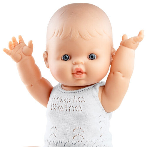 Close-up van de Paola Reina babypop Gordi meisje met ondergoed en opgeheven armen.