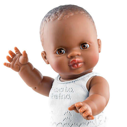 Detailfoto van de Paola Reina babypop Amparo met bruine huid en wit kanten ondergoed.
