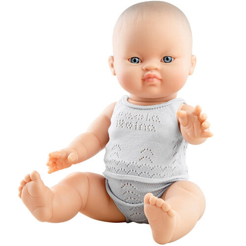 Paola Reina babypop Gordi meisje met wit gebreid ondergoed, zittend.