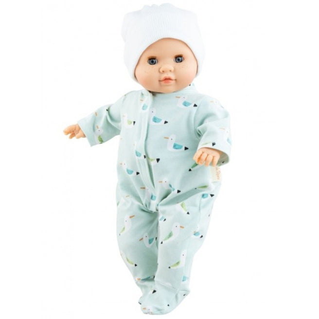 Paola Reina babypop Manus Martin in een lichtblauwe jumpsuit met vogelpatroon en een witte muts.