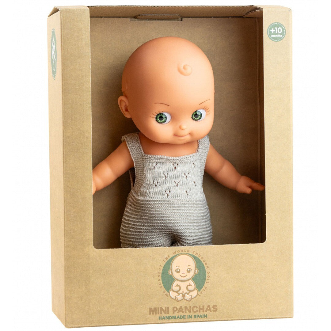 Paola Reina babypop Mini Pancha met grijze gebreide outfit in de verpakking.