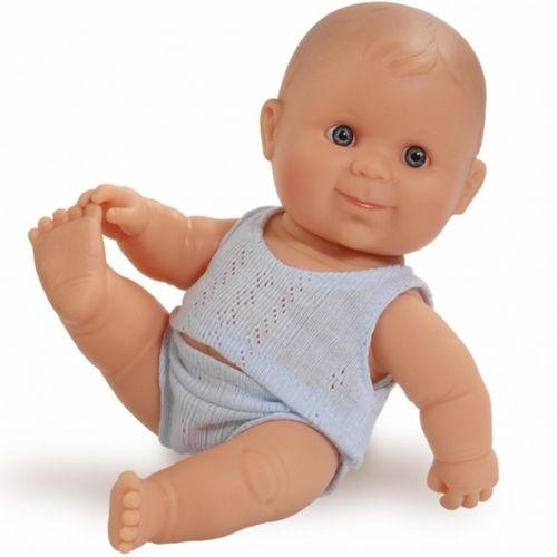 Paola Reina babypop jongen Aldo met blauw gebreid pakje, zittend met opgetrokken been.