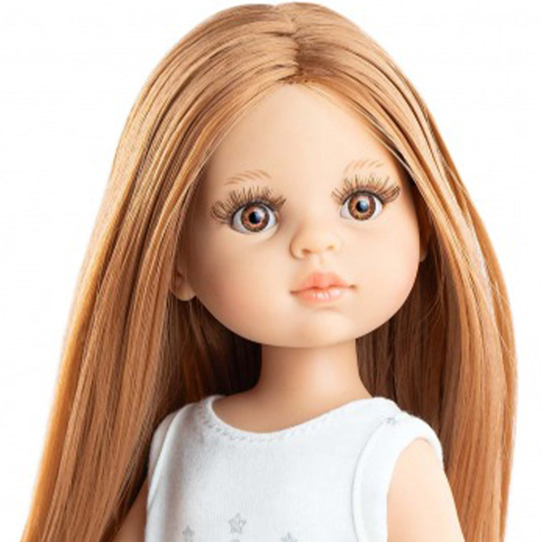 Detail van het gezicht van de pop Amigas Christi met lang rood haar en bruine ogen.