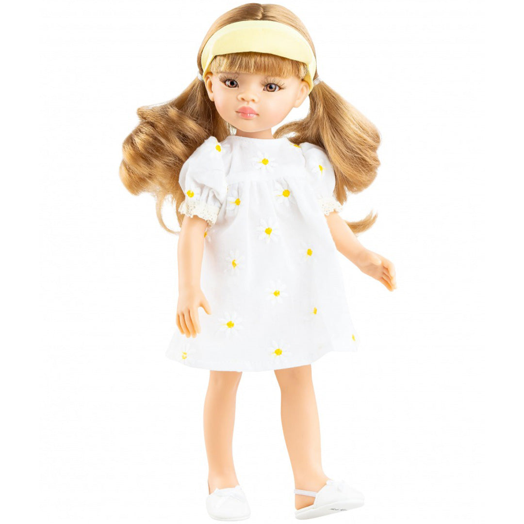 Paola Reina pop Ksenia in een witte jurk met madeliefjes en gele haarband.