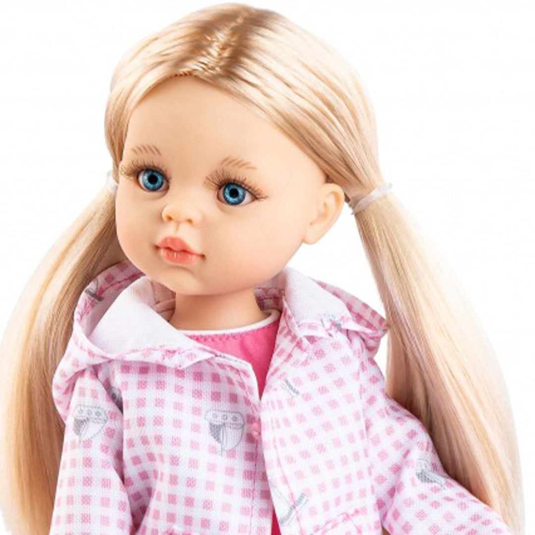 Close-up van Paola Reina pop Amigas Rosa met blauwe ogen en blonde vlechten in een geruite jas.