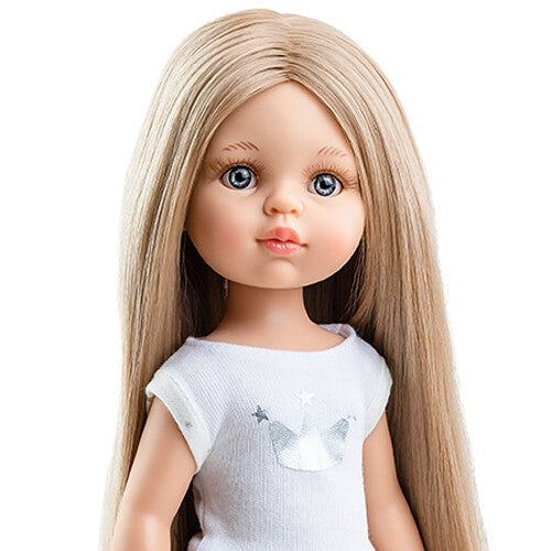 Detail van het gezicht van de Paola Reina stapop Amigas Carla met lang blond haar en de witte pyjamatop met zilveren kroon.