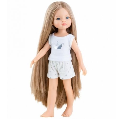 Paola Reina stapop in witte pyjama met sterrenpatroon.