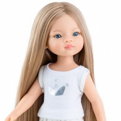 Detail van de Paola Reina stapop met lange blonde haren, blauwe ogen en een wit pyjamashirt met kroon.