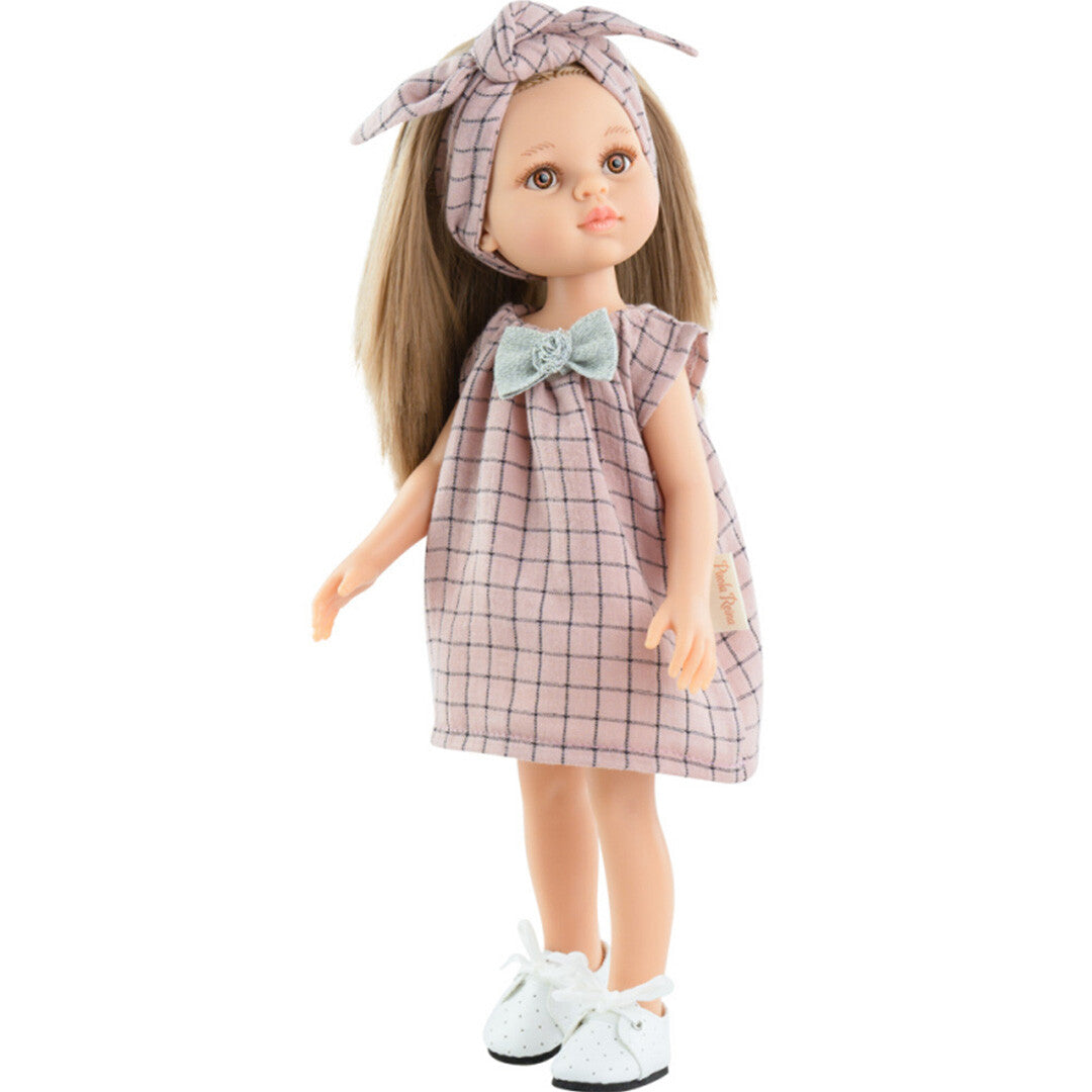 Paola Reina stapop met lang haar, een roze geruite jurk, bijpassende haarband en witte schoenen.