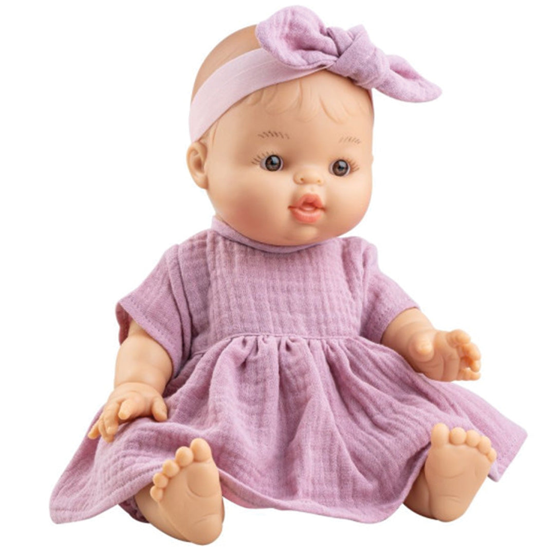 Paola Reina babypop Gordi meisje met paarse jurk en hoofdband.
