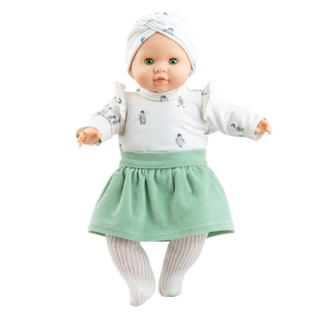 Paola Reina babypop Manus Ana met een witte top met pinguïnpatroon, groene rok en witte muts.